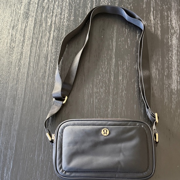 lululemon crossbody camera bag 2L - Picture 5 of 6